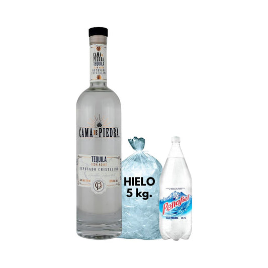 Tequila Cama de Piedra Reposado Cristalino 750 ml en combo con agua mineral de 2 litros y una bolsa de hielo de 5 kilos